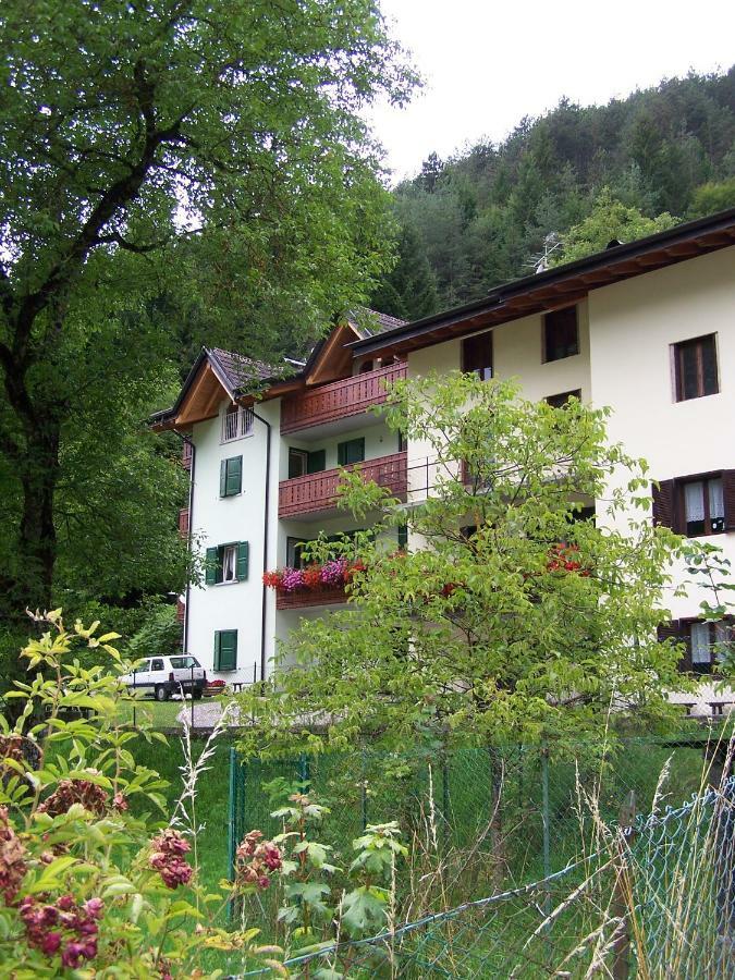 B&B Ai Pini Tiarno di Sopra Exteriör bild